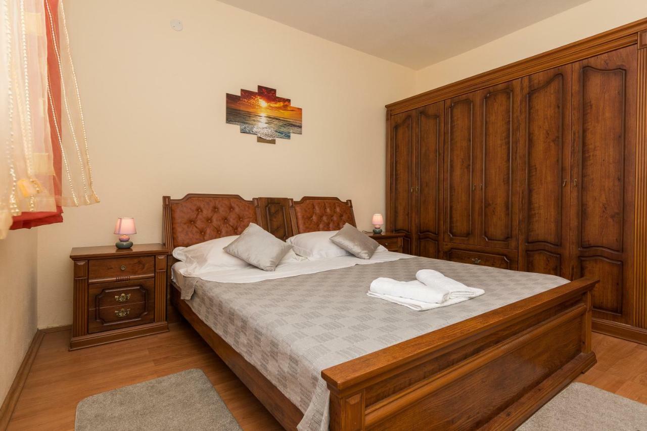 Apartman Mladenka Sukošan Exterior foto